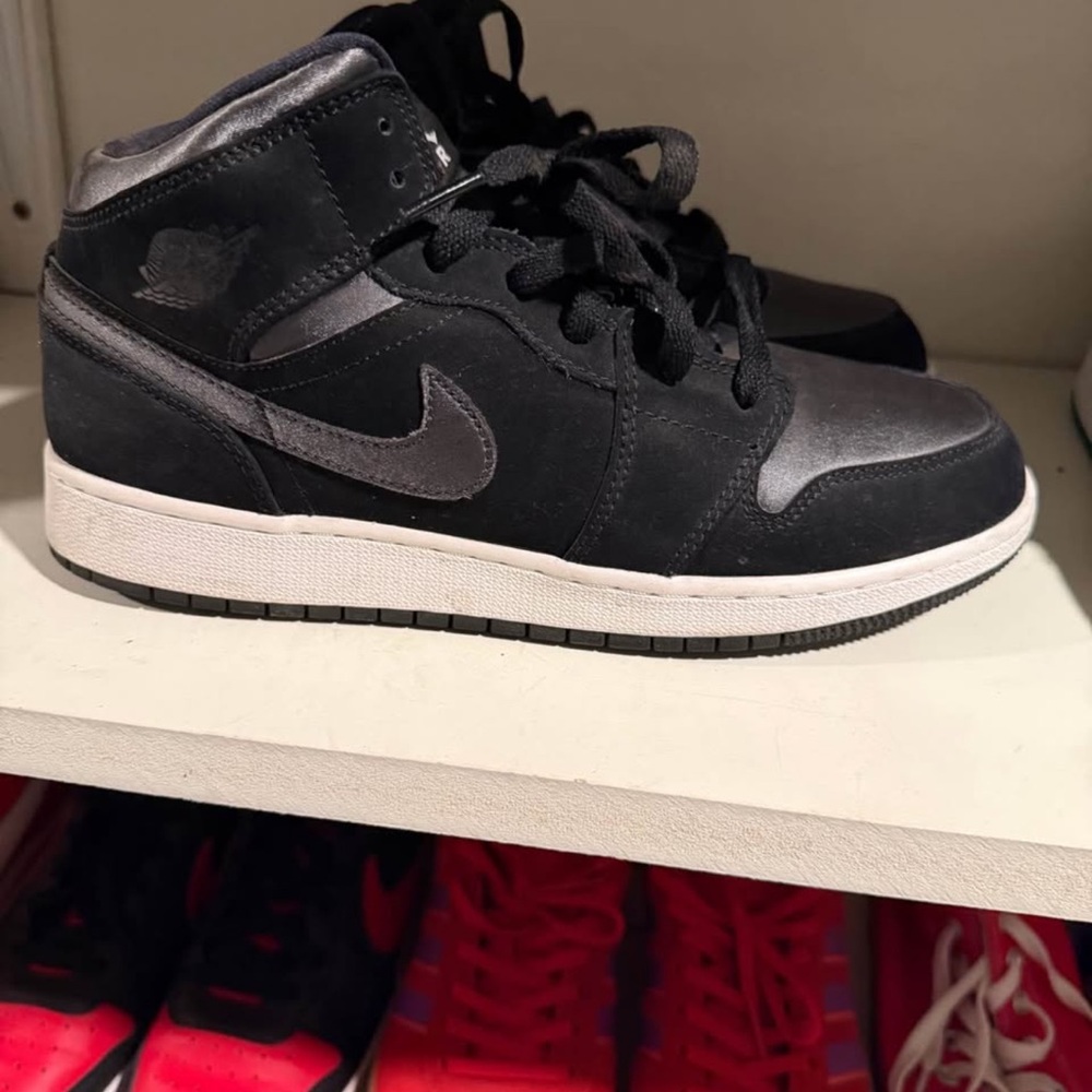 Nike Kids Black and Gray Sneakers